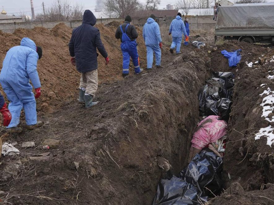 Mariupol, 10.03.2022, https://www.unian.ua/war/u-mariupoli-de-lyutuyut-rashisti-zagiblih-hovayut-u-bratskiy-mogili-foto-novini-vtorgnennya-rosiji-v-ukrajinu-11737657.html