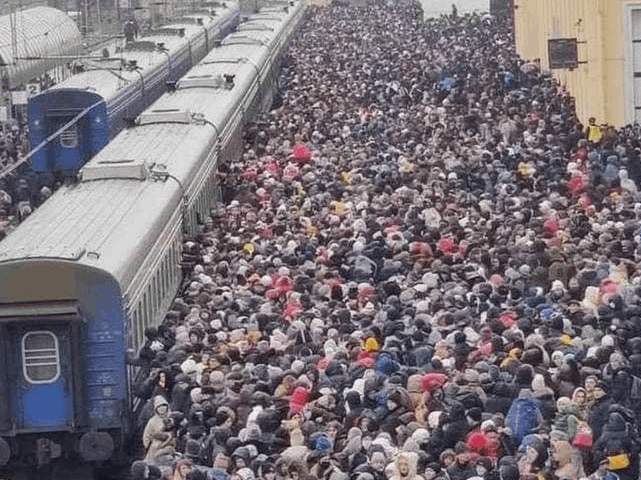 Kyiv, railway station, 08.03.2022, https://censor.net/ua/news/3322692/ukrzaliznytsya_oprylyudnyla_spysok_evakuatsiyinyh_poyizdiv_na_8_bereznya